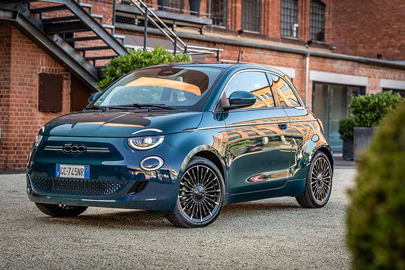 Neuer Fiat 500 Limousine