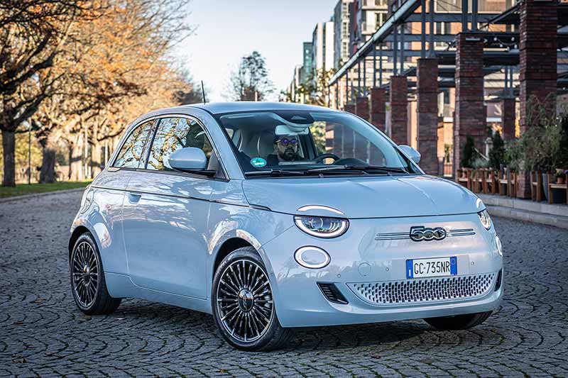 Neuer Fiat 500 Limousine blau