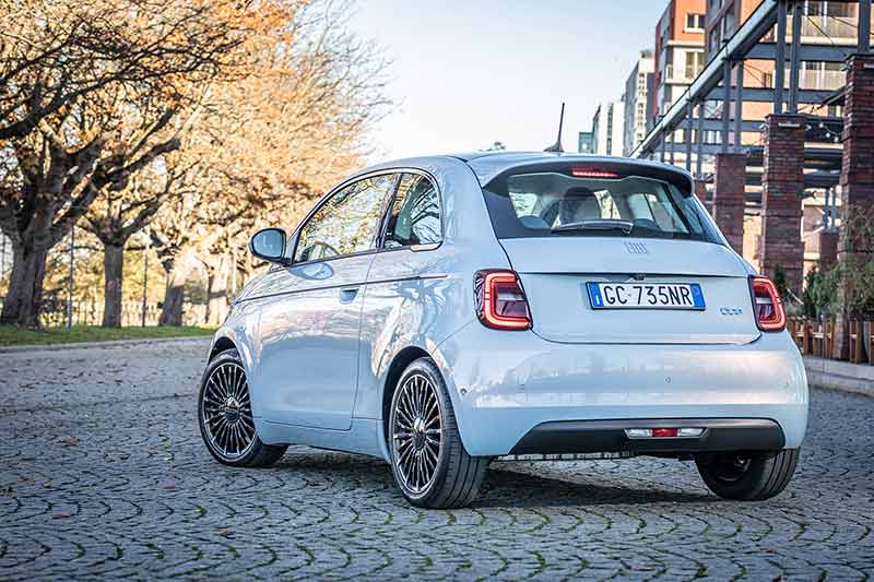 Neuer Fiat 500 Limousine blau