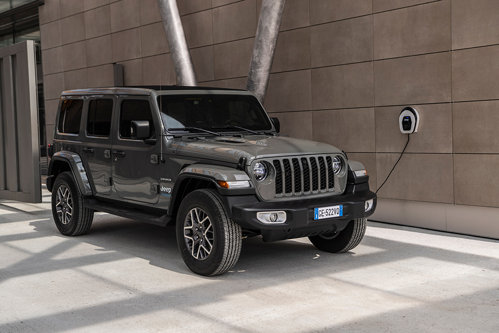 Jeep Wrangler 4xe Plug-in-Hybrid lädt an Wallbox