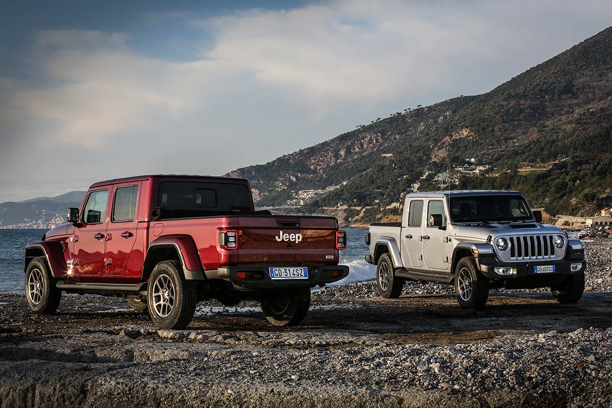 Jeep Gladiator Pickup front and back